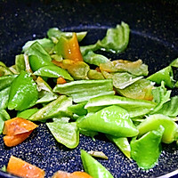 尖椒炒牛柳的做法图解5