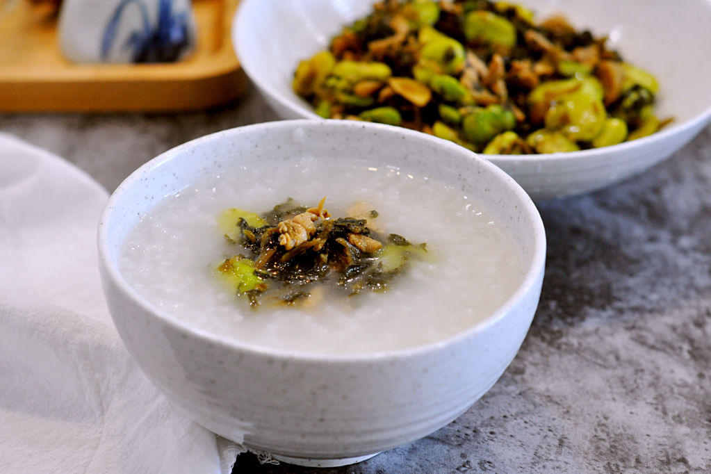 煮一锅白粥,配上小菜