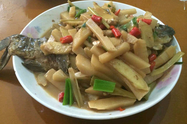 酸笋煮鱼