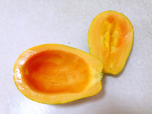 炖的时候来处理木瓜,木瓜之2处切两半,去籽,挖出一部分瓤,我木瓜