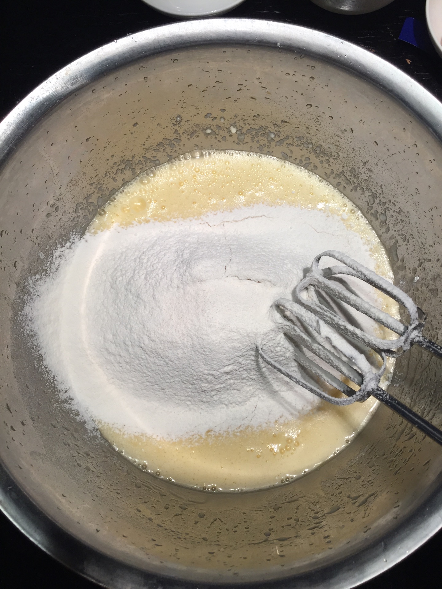 把面粉和泡打粉混合过筛,加入打发好的黄油混合物里.
