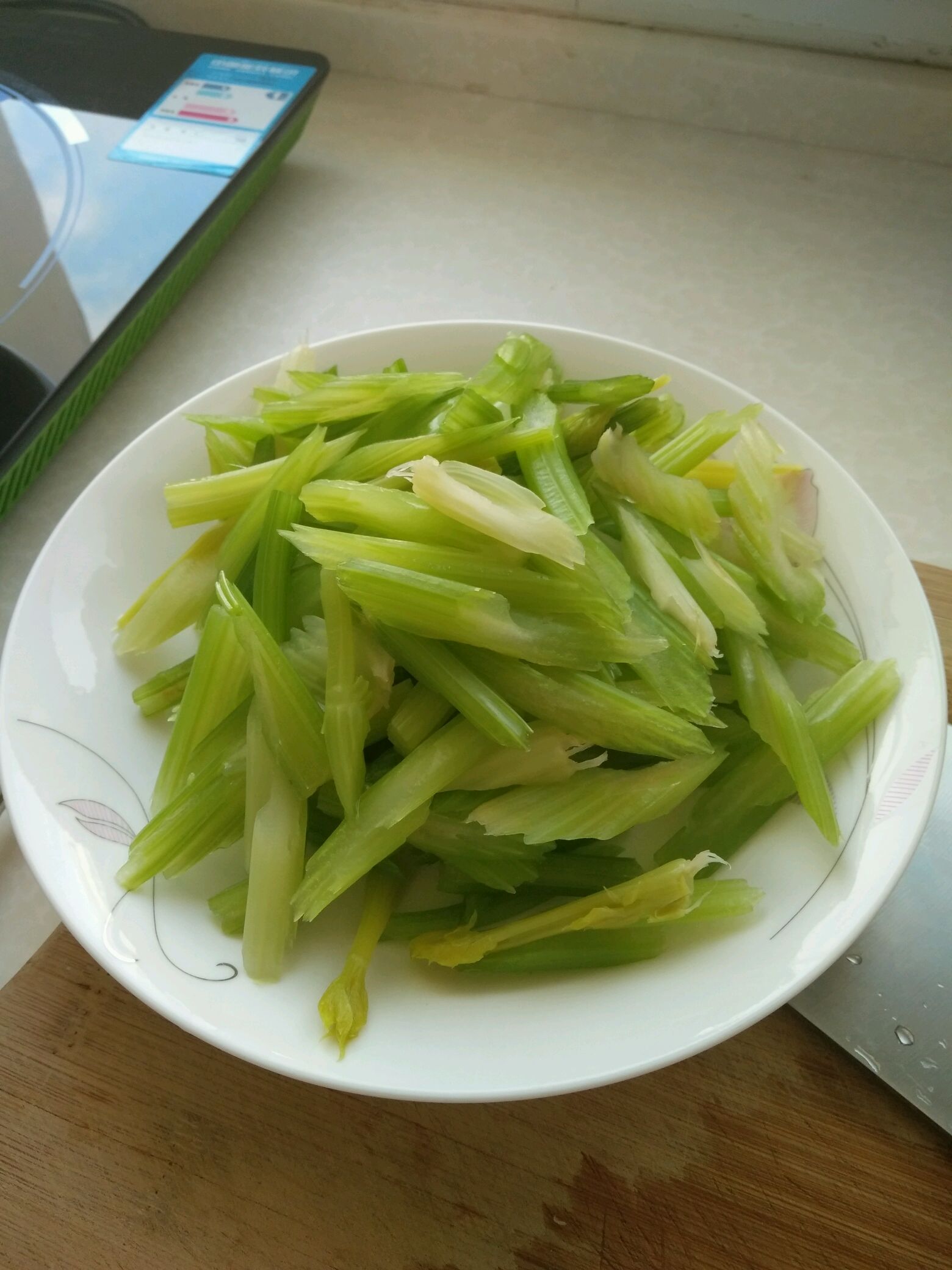 芹菜土豆片的做法图解1