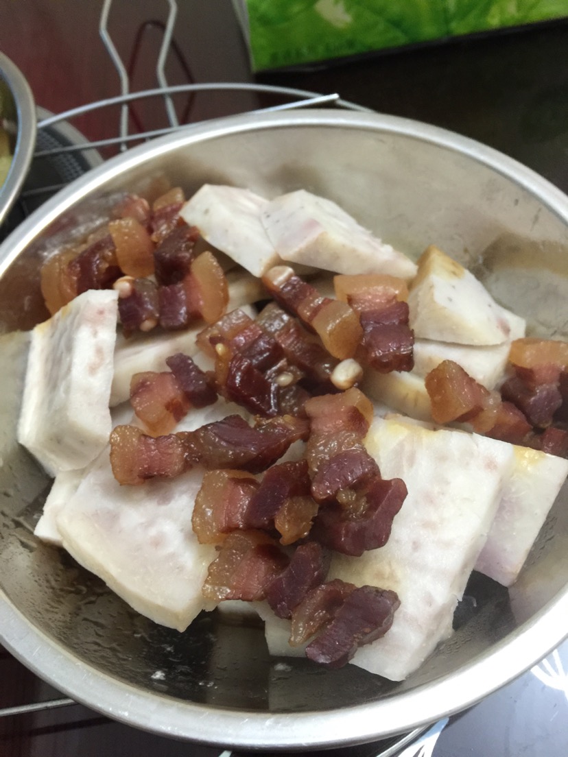 腊肉蒸芋头