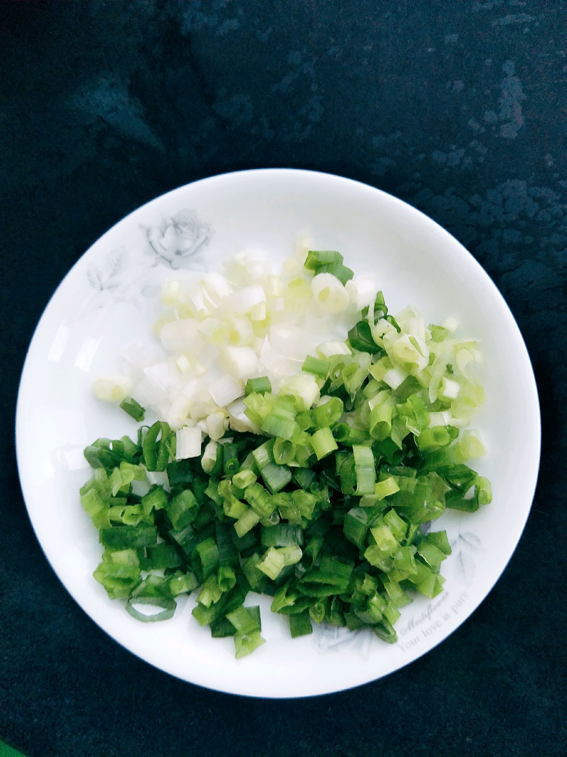香葱切成小丁