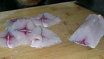 水煮鱼的鱼切片的做法_【图解】水煮鱼的鱼切片怎么做