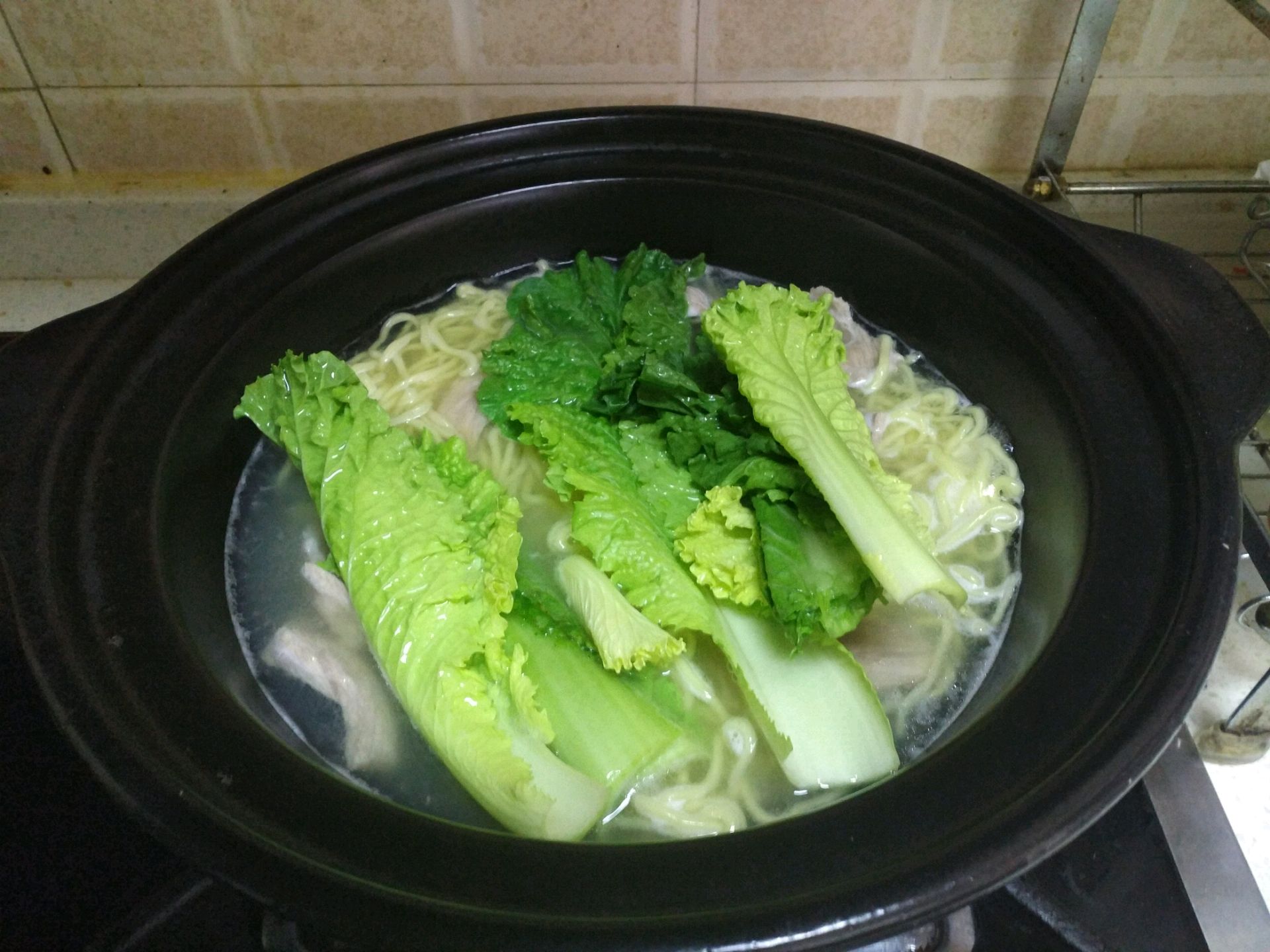 把蔬菜下入砂锅中.