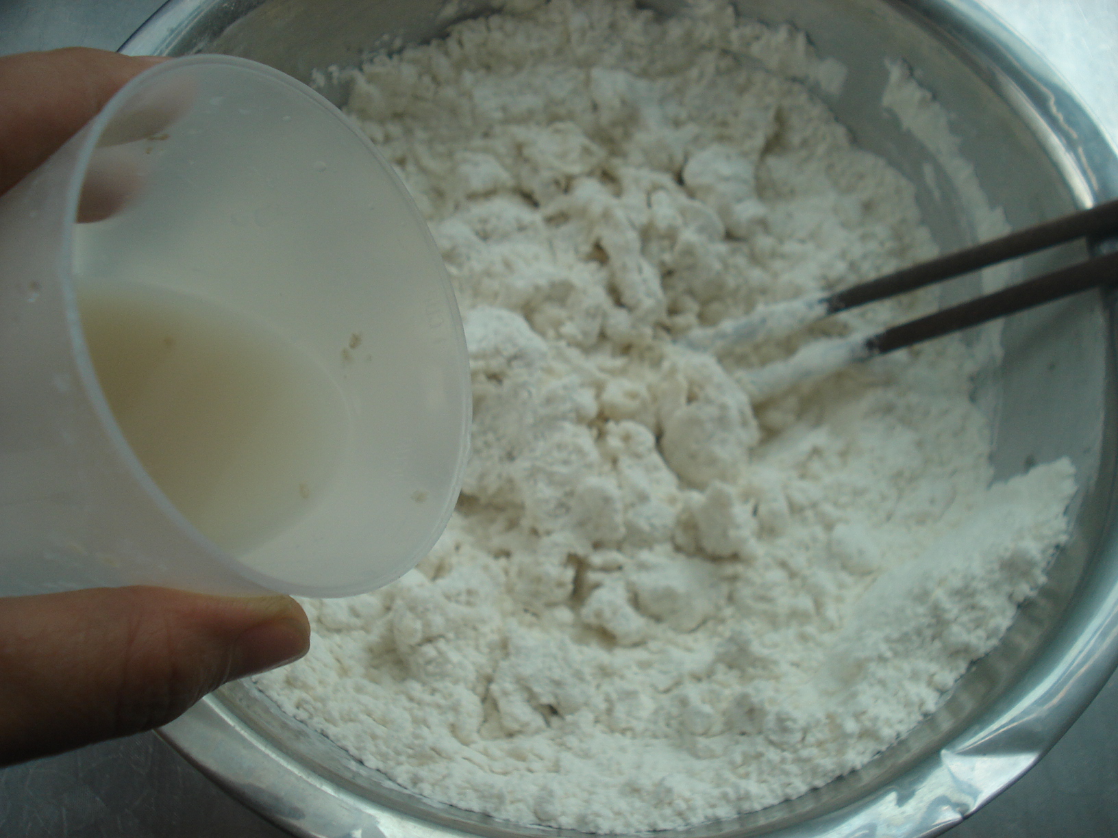 用酵母水和面.