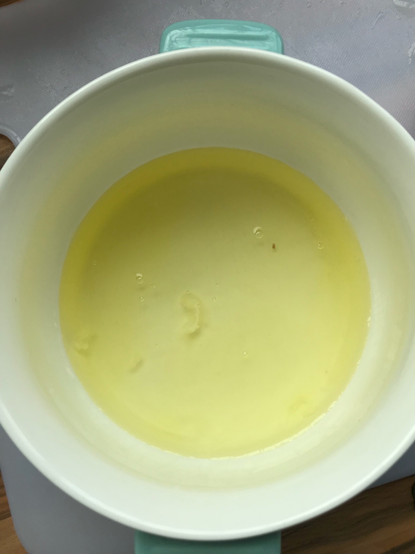 蛋白和蛋黄分开,将蛋清打到没有水的碗里,一定要没有水!