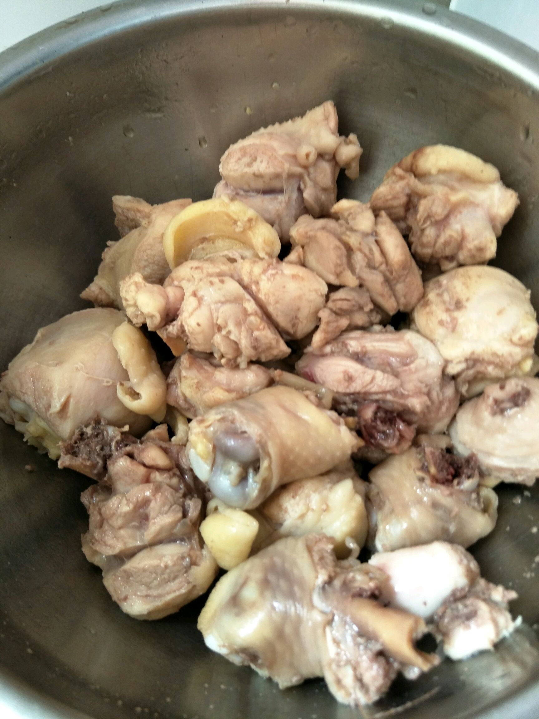 鸡腿肉沥干备用