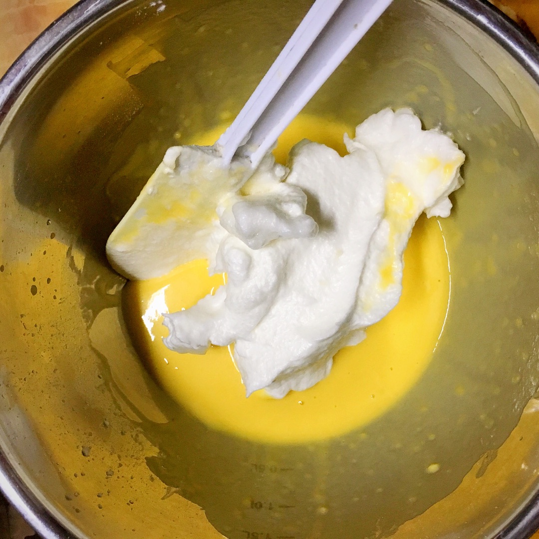 三分之一打发好的蛋白倒入蛋黄糊里搅拌好
