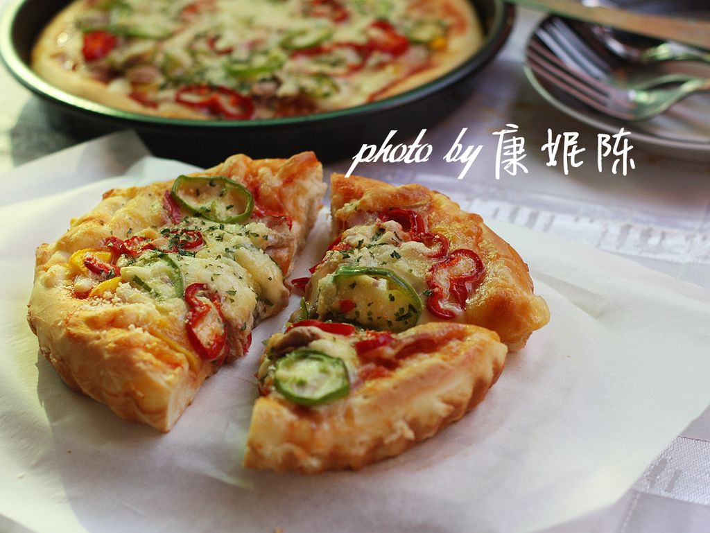 宝宝披萨做法大全图解_图解大全 1、 披萨饼底水量会根据不同的揉面方法、面粉的品牌或是室内温度和湿度的不同来调整。 2、 批萨饼底,要想好吃,用做面包的方法,操作好揉面和发酵,揉面到面筋扩 展,烘烤前要做足基础发酵、中间发酵和最后发酵,做足前后两次发酵,这样做出来的披萨饼底口感松软好吃。 3、 我家人喜欢披萨饼底不厚,所以做了2个8吋和1个6吋的披萨,如果喜欢厚饼底,做2个8吋吧。 4、 烘烤的时间和温度要根据自家烤箱而定。 5、 披萨可以搭配不同的酱料和食材。