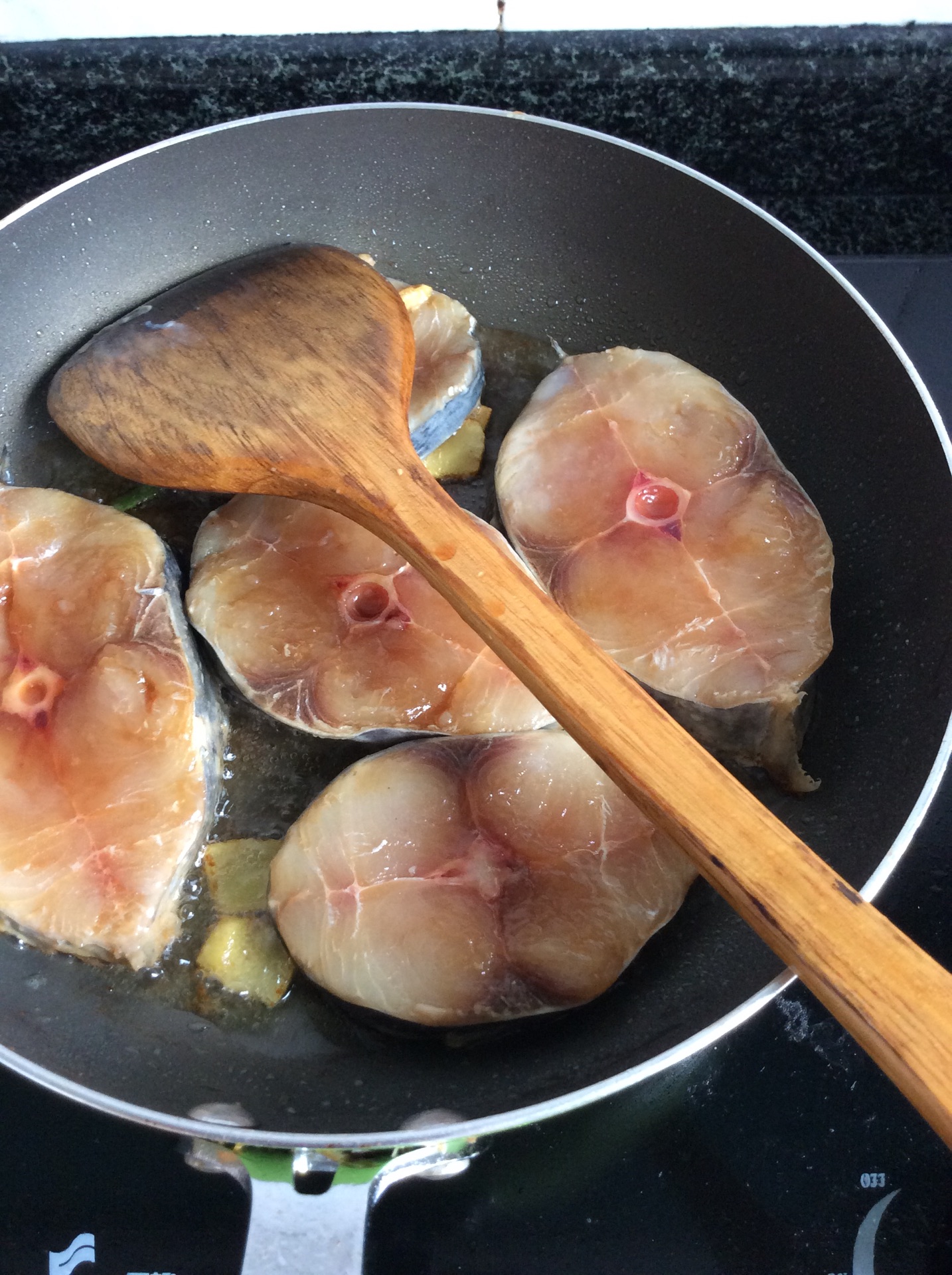 家常做法香煎马鲛鱼，一个平底锅就能实现的美味，孩子们最喜欢_哔哩哔哩_bilibili