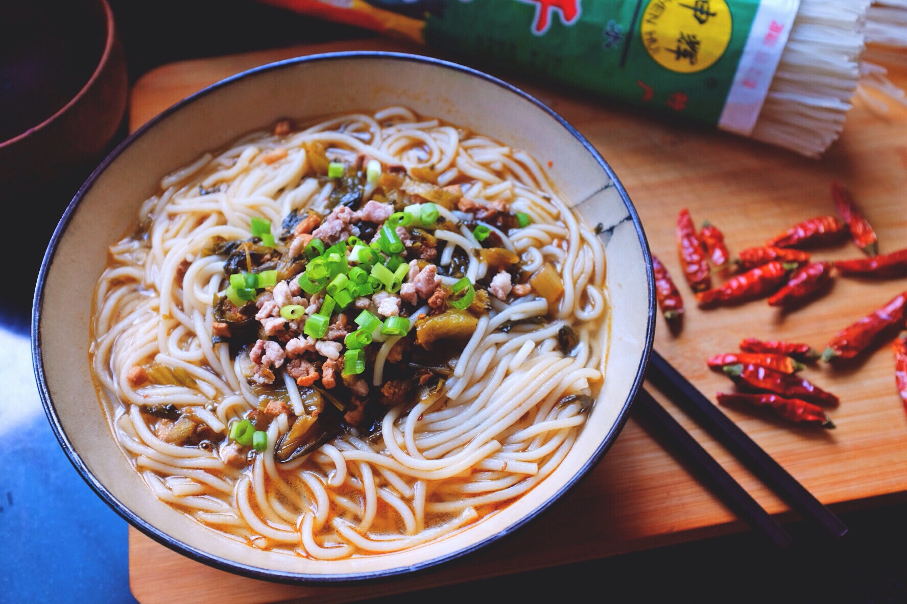 老坛酸菜米线#我要上首页挑战家常菜