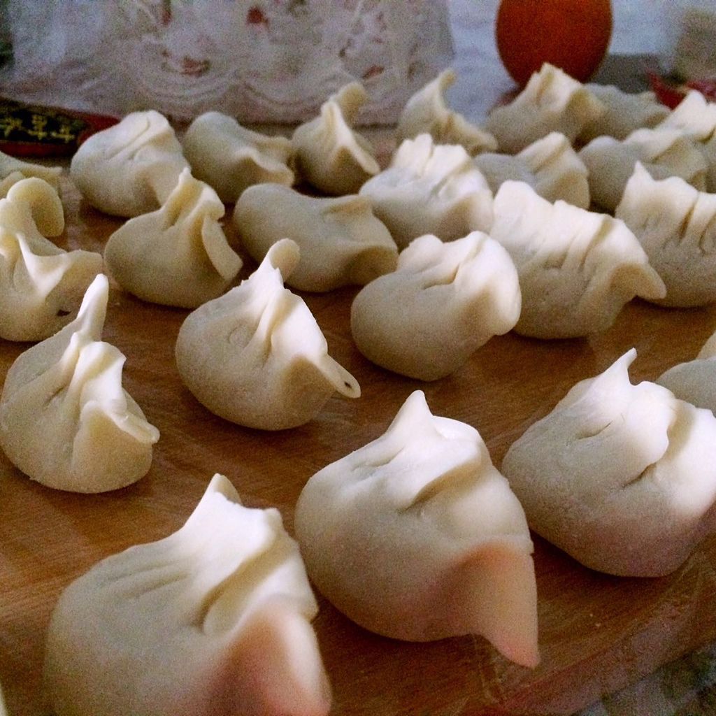 开始包,买的现成的饺子皮.