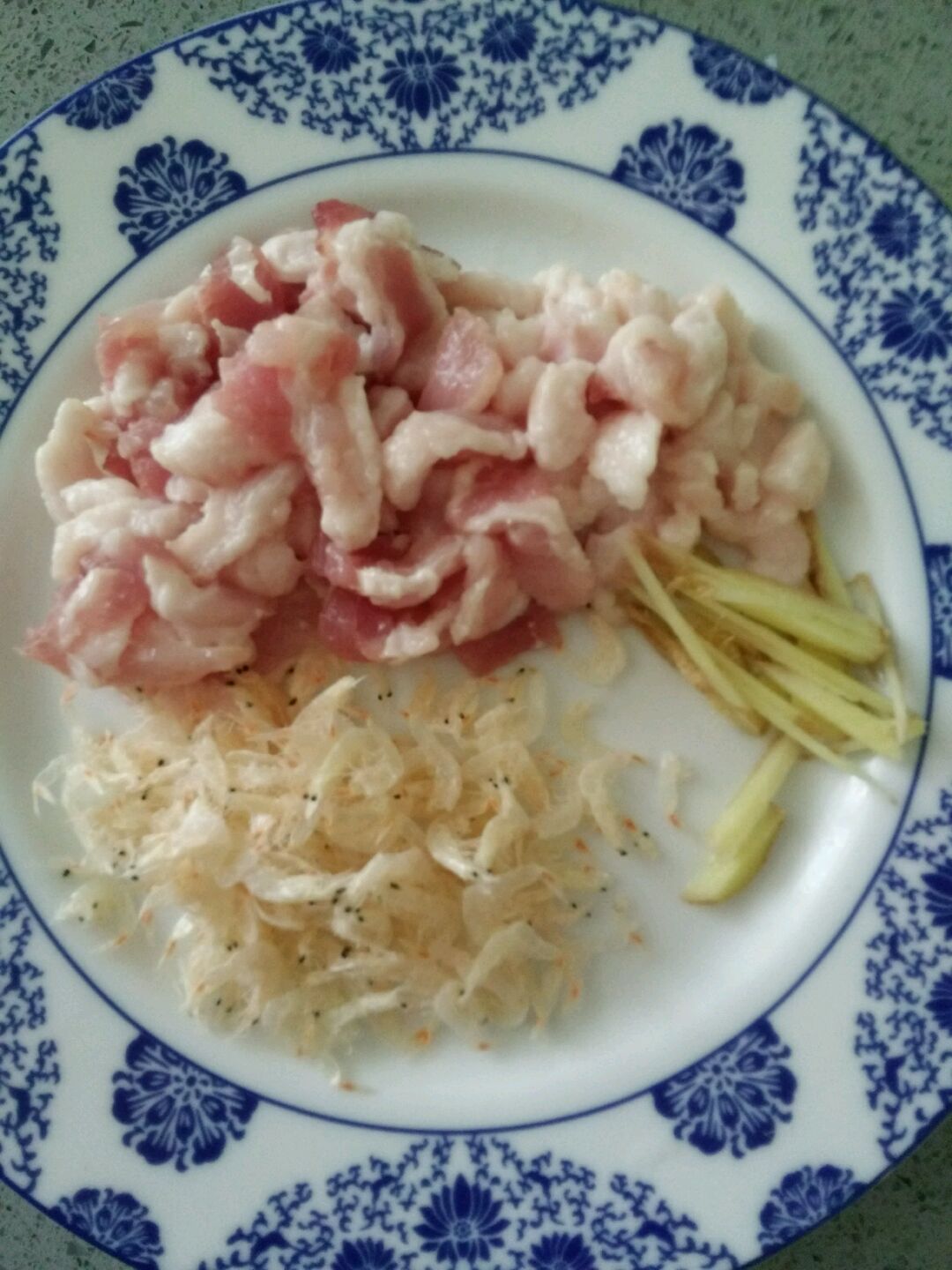 我用的是五花肉肥瘦相间,然后切小块,生姜切丝,还有准备虾米