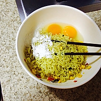 泡面鸡蛋饼#小虾创意料理#的做法图解4