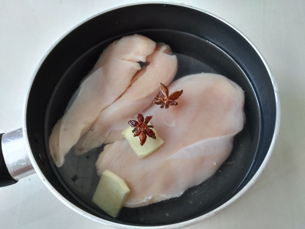 先把鸡胸肉煮一下,放两个八角和两片姜片,去除腥味
