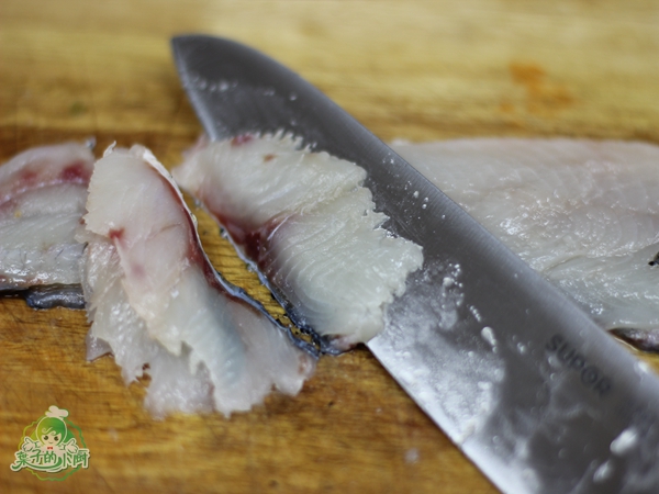 从鱼尾下刀,斜着片鱼片,顺着鱼肉纹路片片,不要太小太薄,不然容易碎.