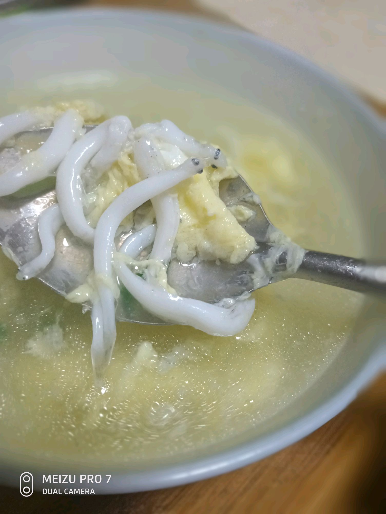 再次开锅后加盐和黑胡椒调味,一碗简单快手清淡的银鱼汤就好了