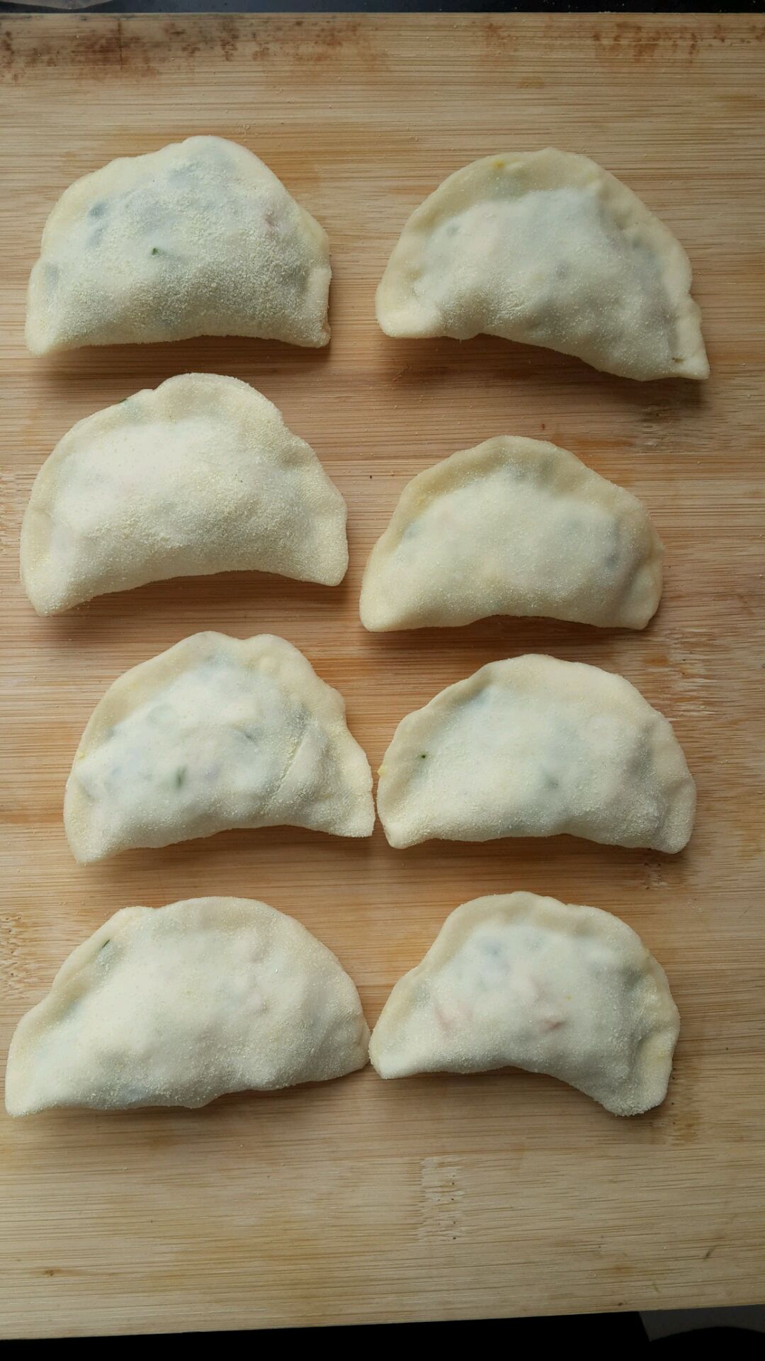 把以上材料切成丁,放食用油,花椒油些许,买来的饺子皮,包好