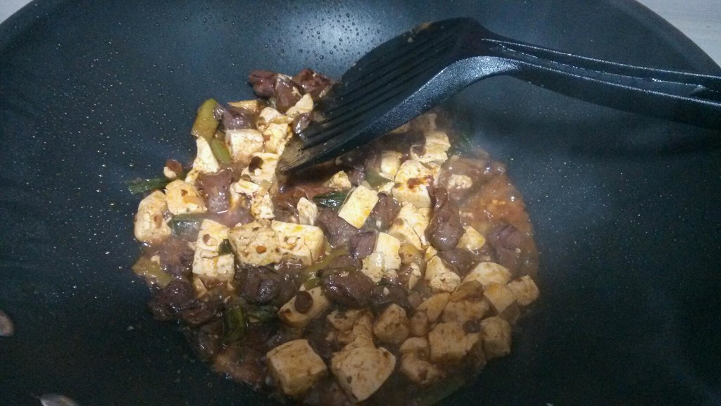 姜丝下过爆香,下蒜段爆香,猪血豆腐下锅炒,加水,水收得差不多了加