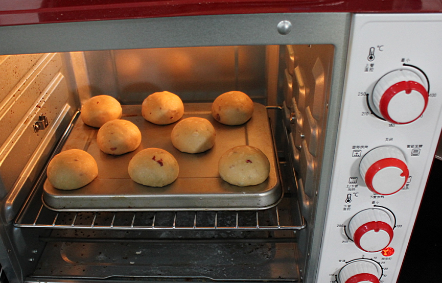 把面包放在烤箱里用发酵功能,发到2.5-3倍大拿出.
