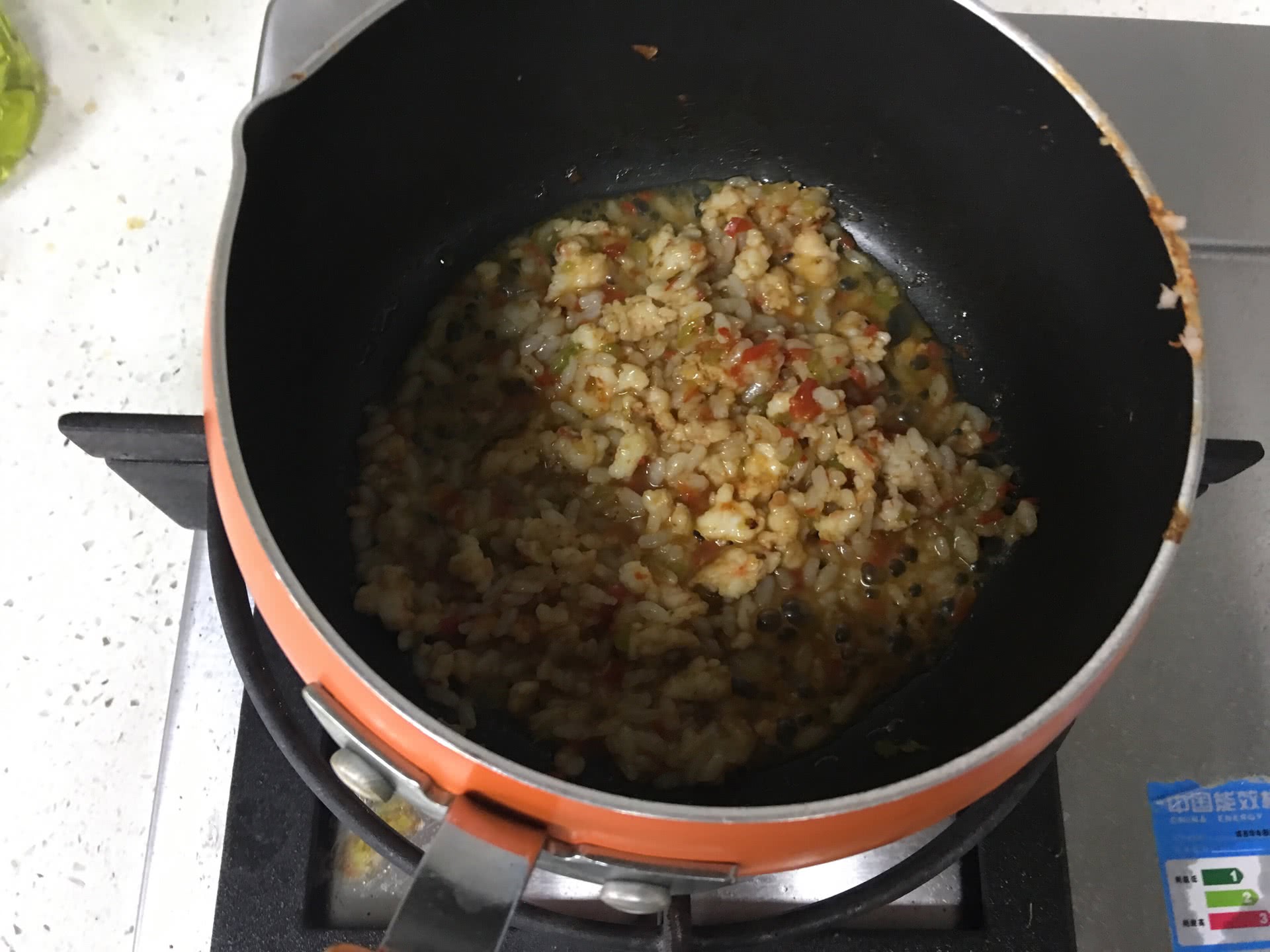 加入米饭,炒匀后加水,可以加一点点盐.我加米饭那张图照糊了