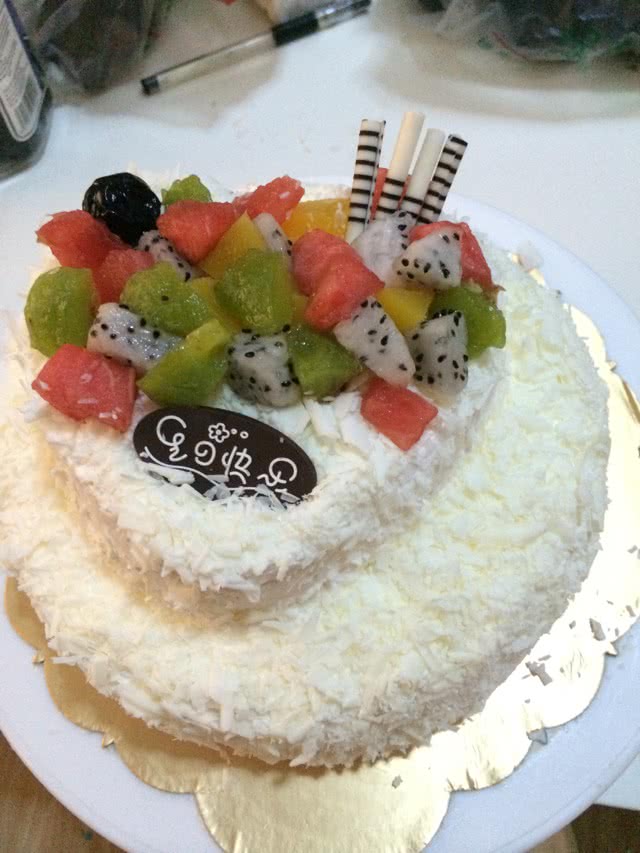 2. 把淡奶油打至九成发(有直立小尖角)抹在切好片的8寸蛋糕上后放上水果粒,在放上一层8寸蛋糕片后全部抹上奶油,抹好后在8寸蛋糕上放一片6寸蛋糕片抹上奶油后放水果粒,在把一片6寸蛋糕放在上面,抹上奶油!