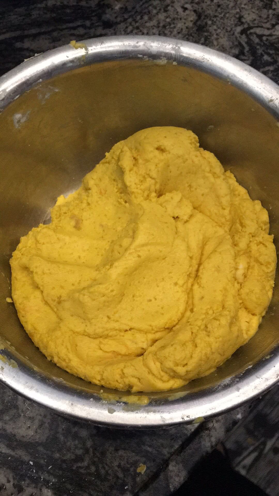 把南瓜和木薯粉,太白粉,白糖和成面团