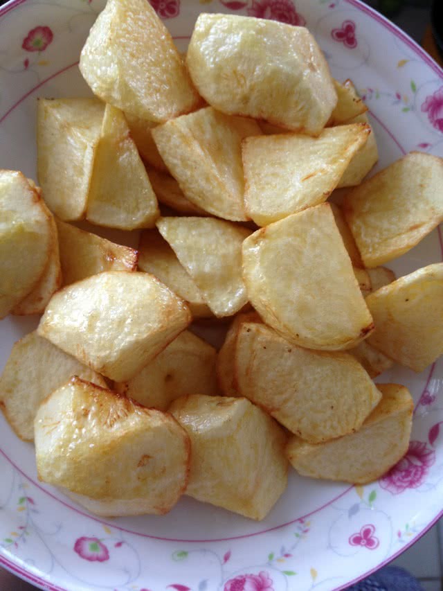 土豆切滚刀块,入锅炸至微黄.