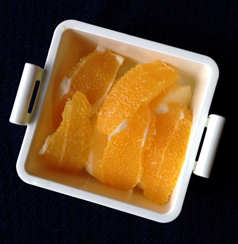 苹果切好后盐水里过一下防止氧化,橙子切好后与苹果一起装入果盒.