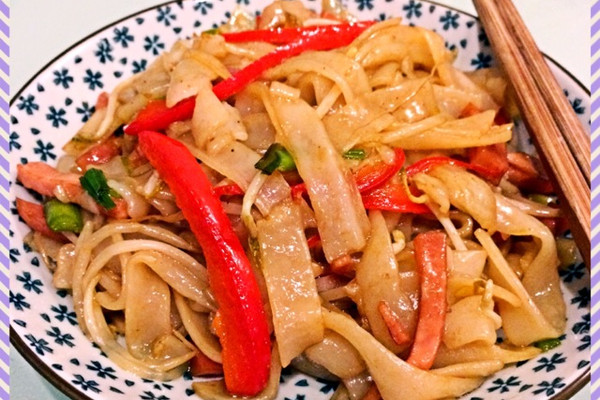 炒河粉怎样才能炒得好吃,需要什么配料_烹饪美食_奇飞知识网