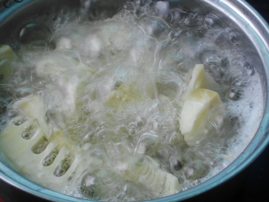 将春笋放入沸水中煮钟,捞出沥干