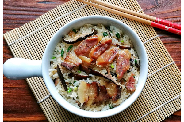 电饭锅版腊味煲仔饭
