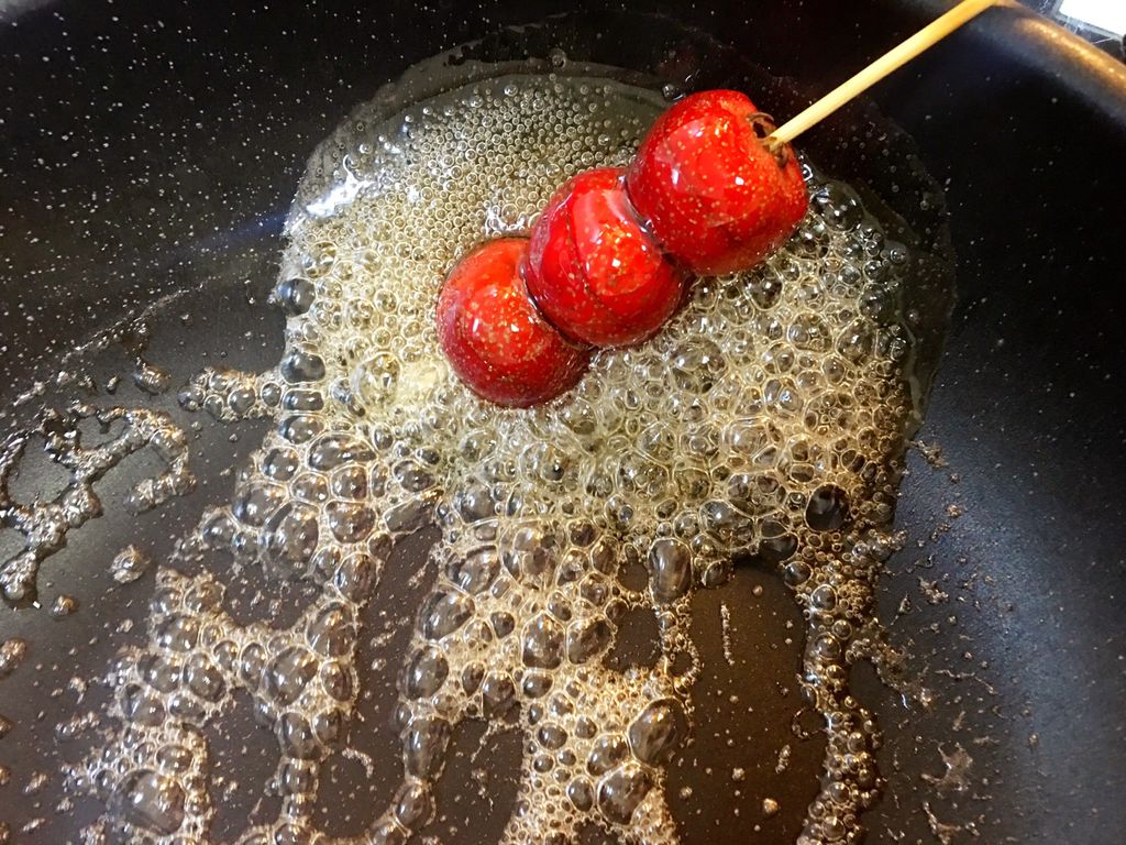 水果糖葫芦怎么穿串,适合做冰糖葫芦的水果,糖葫芦串串糕配方_大山谷图库