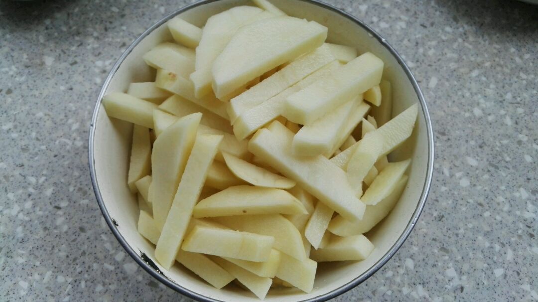 把土豆切成一厘米粗细的条.