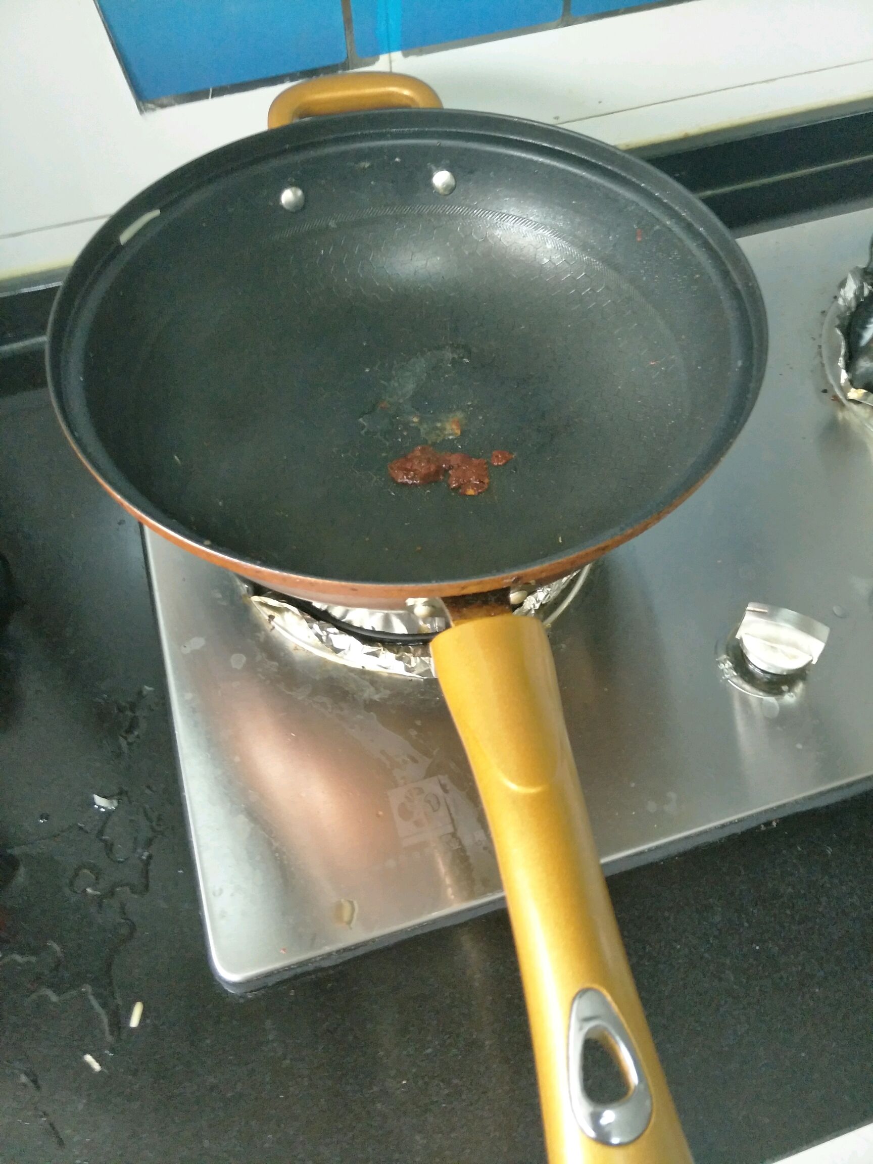 锅加热倒油,加点红油豆瓣搅拌,再加入海带丝翻炒,加适量盐,少量鸡精