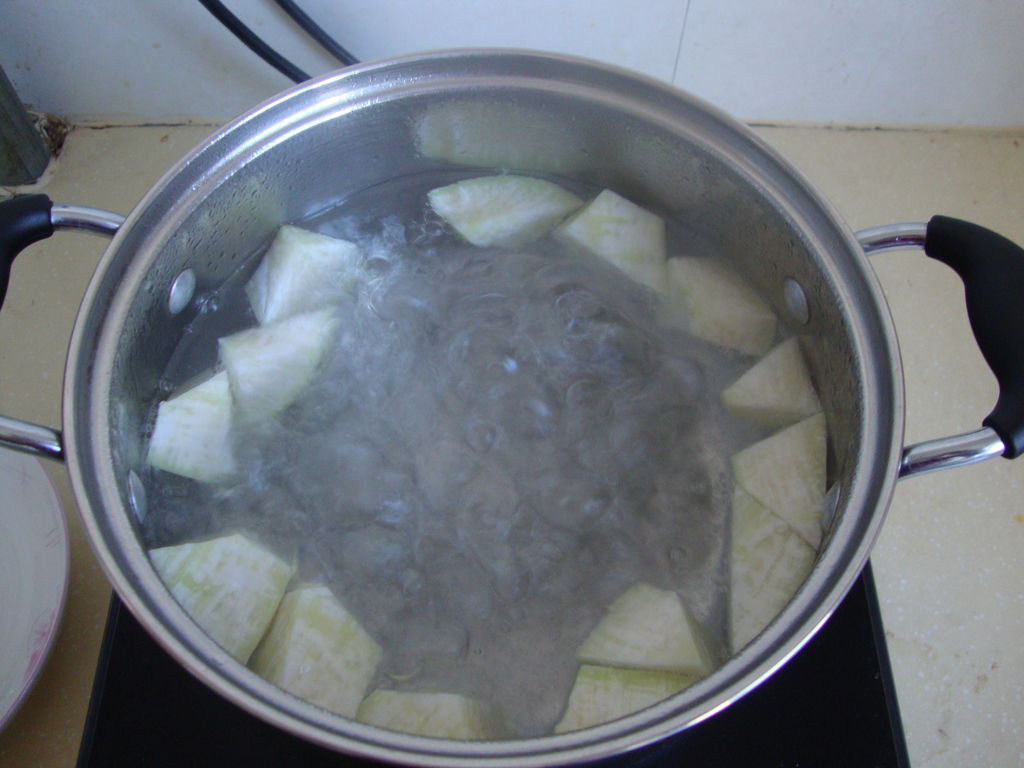 萝卜焯水,换水放几粒花椒煮出香味后下萝卜煮熟
