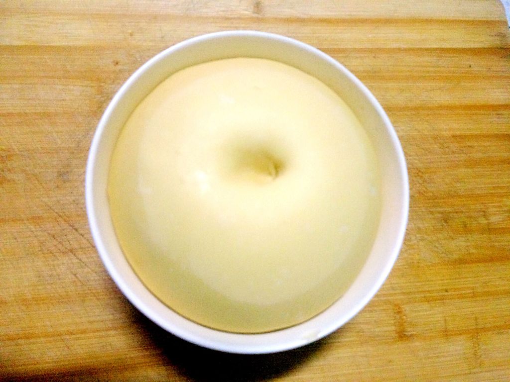 面团发酵至两倍大时,取出揉搓排气.