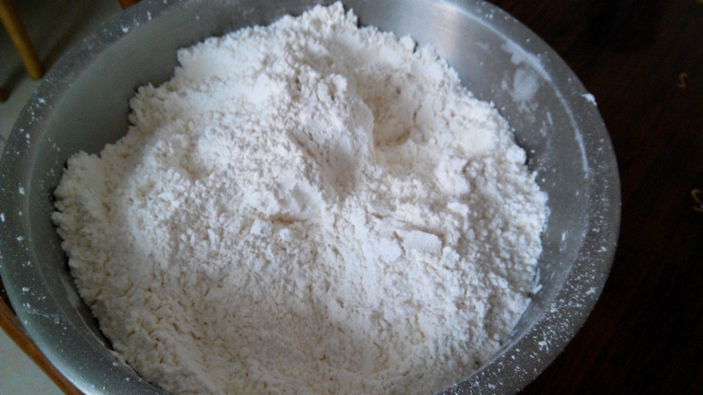 面粉过筛,待用