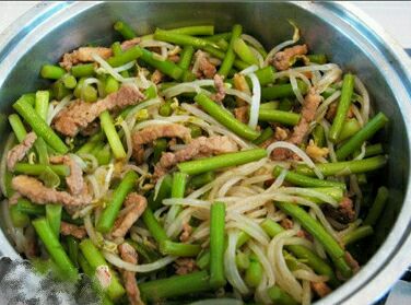 食品.猪肉.加进锅中放入至鸡精熟加少许水,继续盐,七成翻炒翻.心脏健康证v食品蒜苔?图片