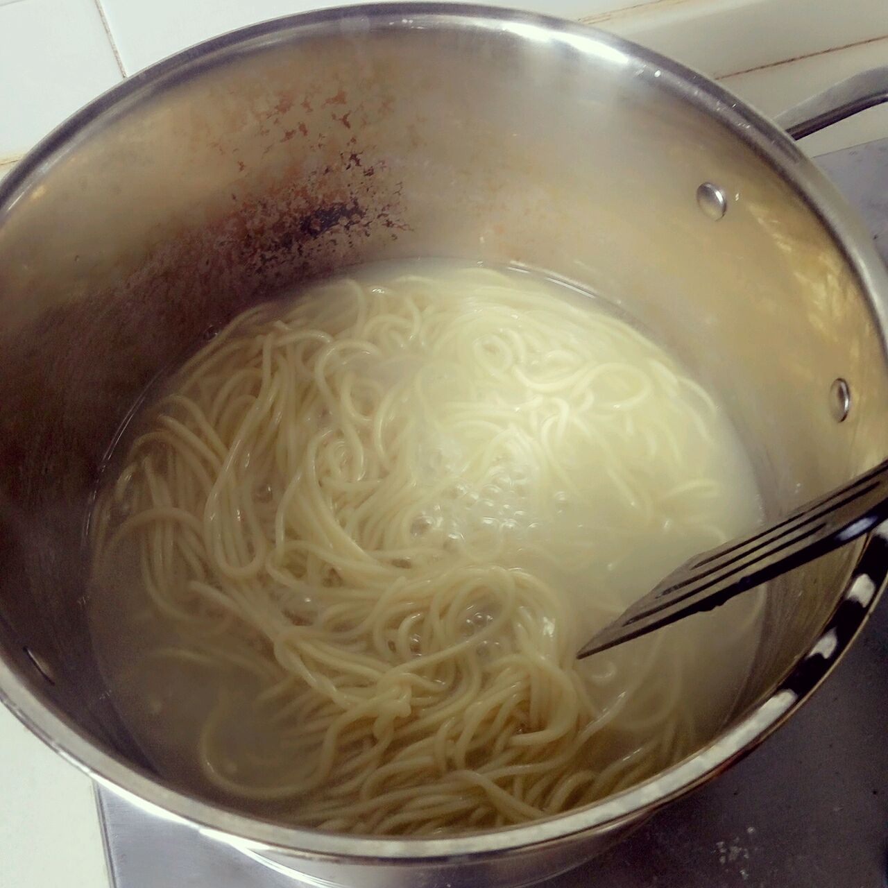将湿面条用水煮好,过凉水后用福临门家乡味土榨花生油拌一下