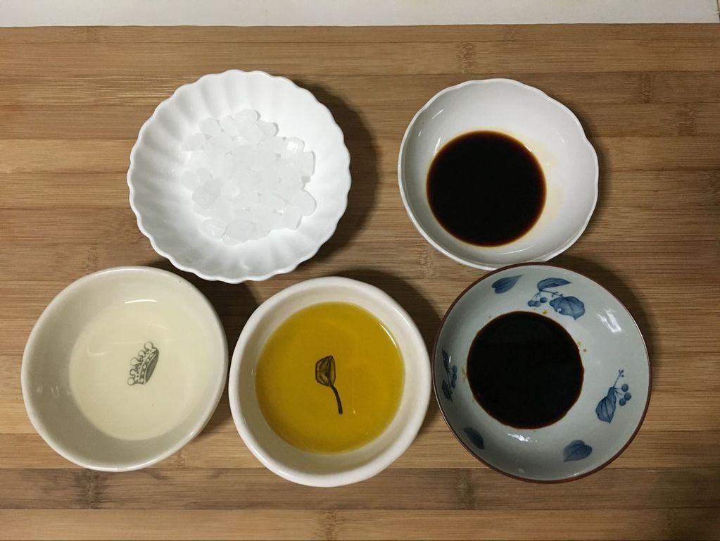 冰糖60克,生抽35克,老抽25克,米酒30克,植物油40克.