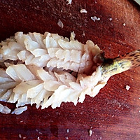 前面忘记拍照了,桂鱼去头背后剖开…去刺,肉切菱形刀花