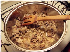 蘑菇/4. 蘑菇出汁后，加入1小勺的柠檬汁和白葡萄酒，翻炒均匀出香味...