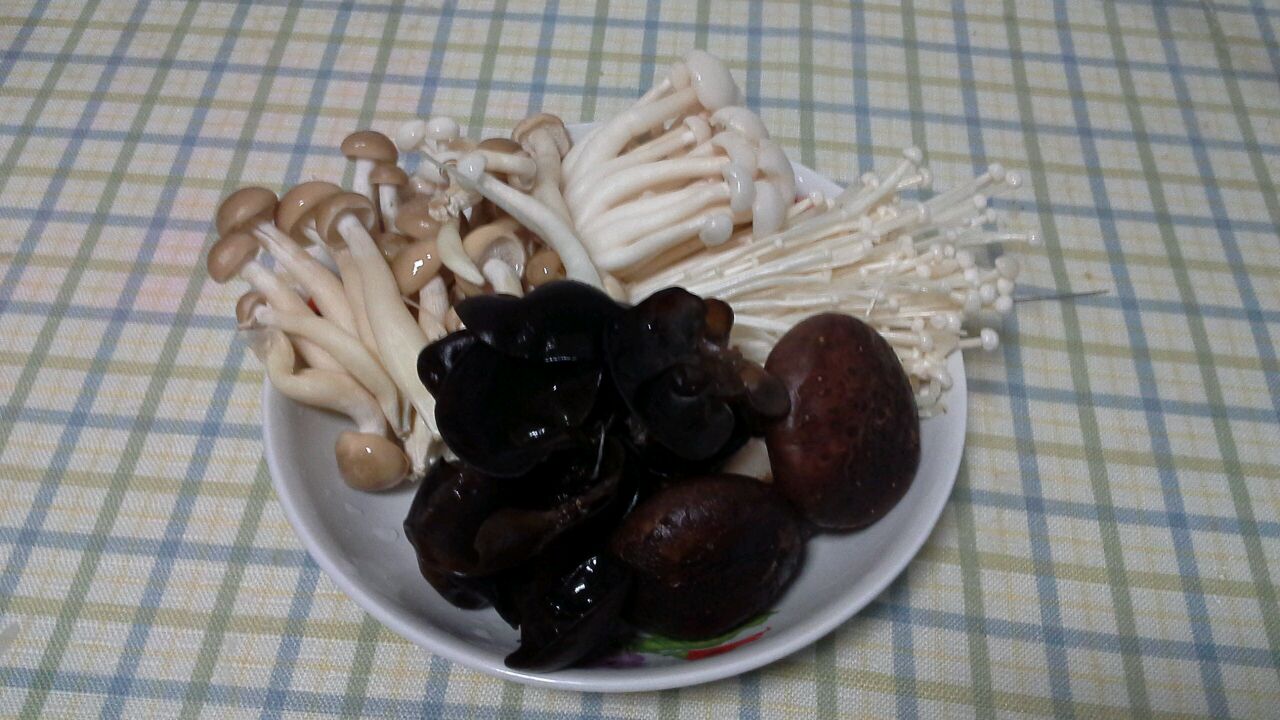 金针菇,蟹黄菇,白平菇,黑木耳,洗净备好.