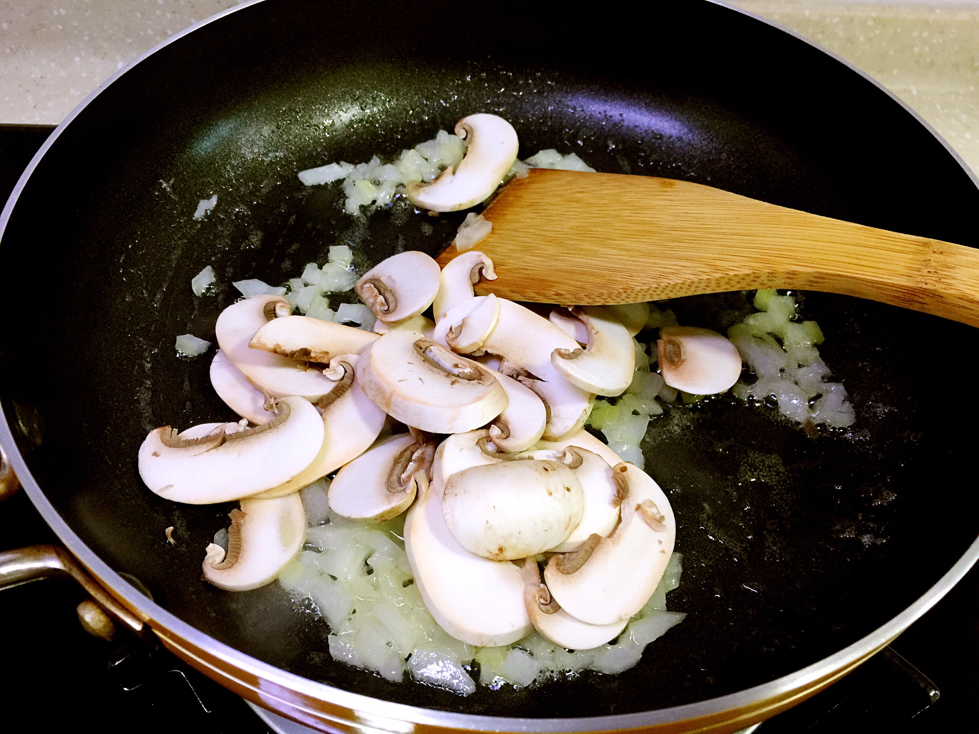 【奶油蘑菇汤】教你在家做奶油蘑菇汤，甜咸交错，奶香浓郁，喝上一口绝对有惊喜_哔哩哔哩_bilibili