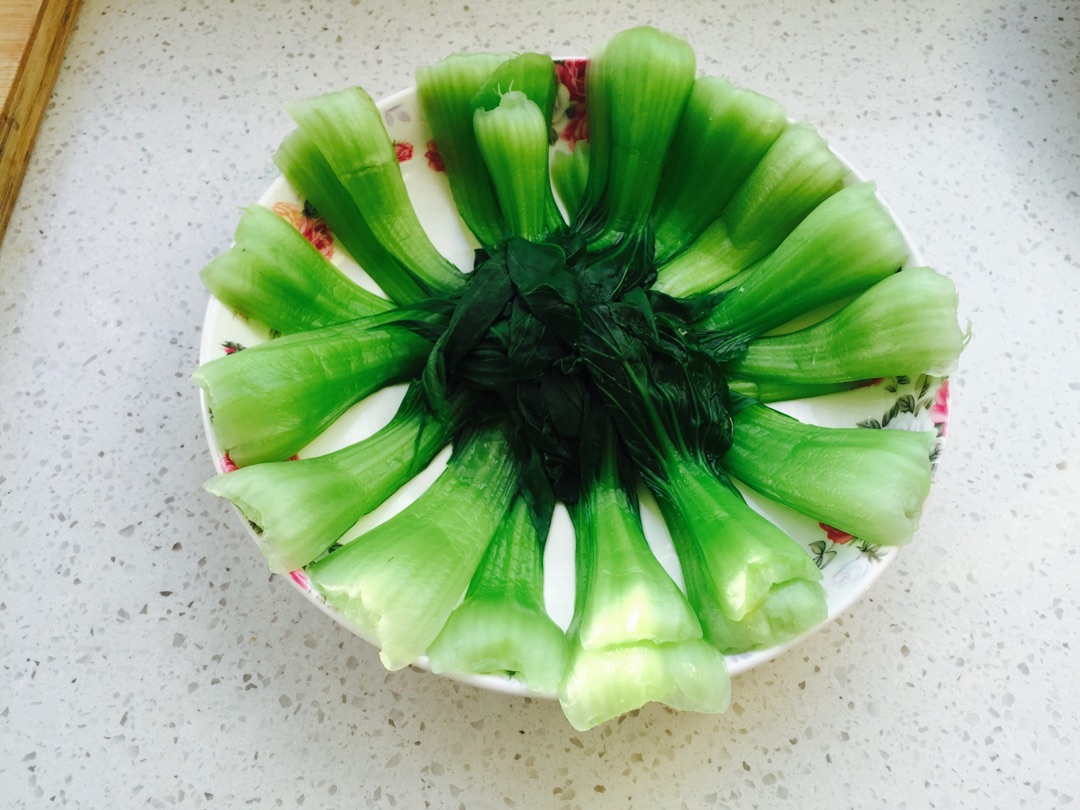 摆盘如图,油菜不用油炒,焯水后捞出摆盘就行.