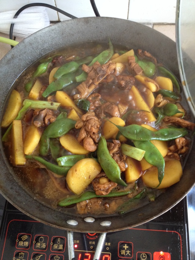 鸡腿炖土豆