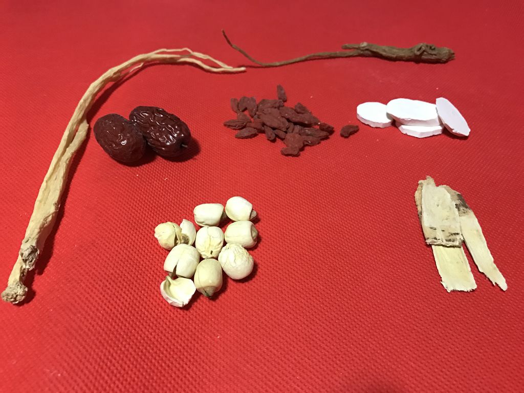 配好炖汤的中药材,洗净